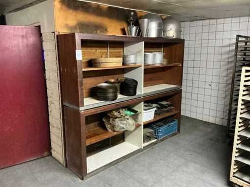 Armadio in legno con mensole