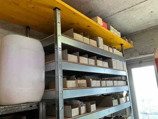 Lagerregal mit Inhalt