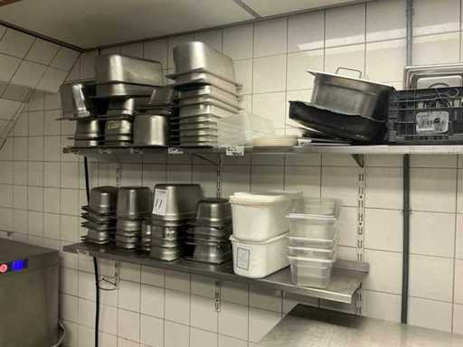 Charge von Gastronorm-Behältern und verschiedene