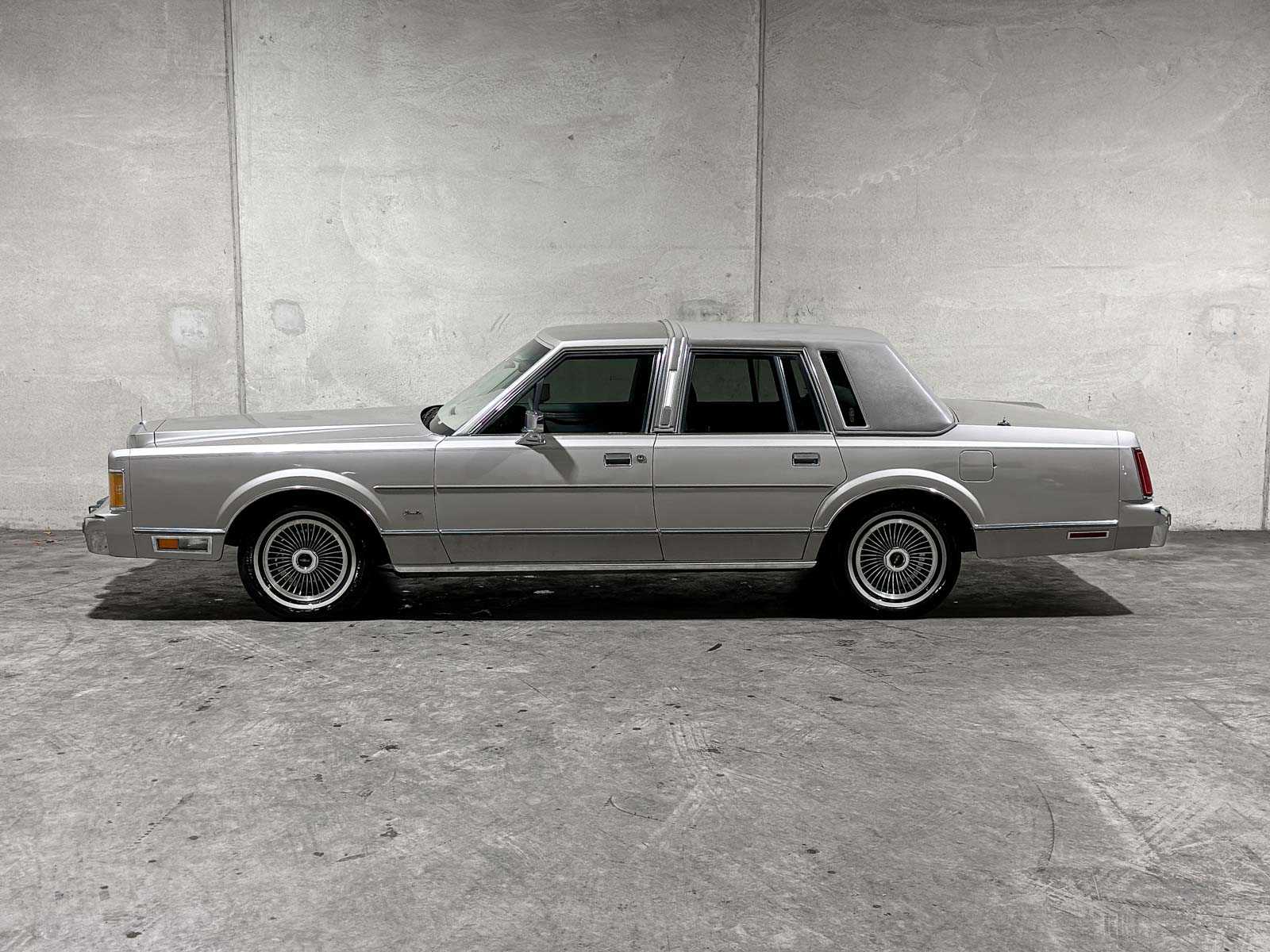 Lincoln Town Car 4.9 V8 Signature SD 160pk 1989, K-946-BX