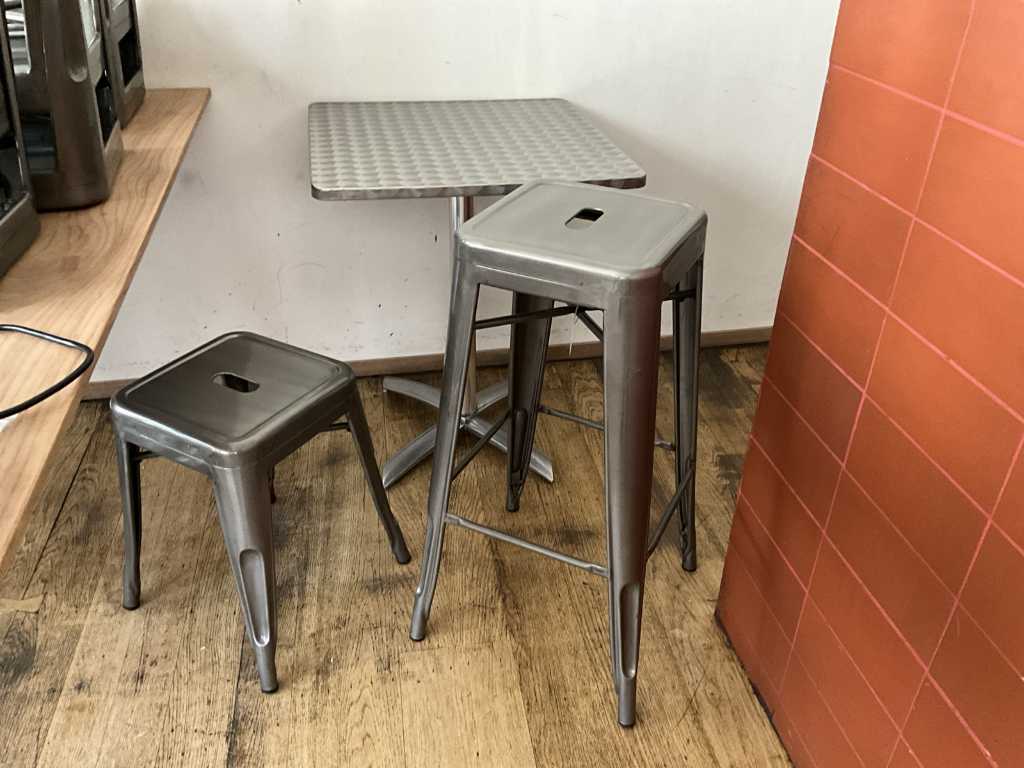 8x table pliante en métal + 14 tabourets en métal différents
