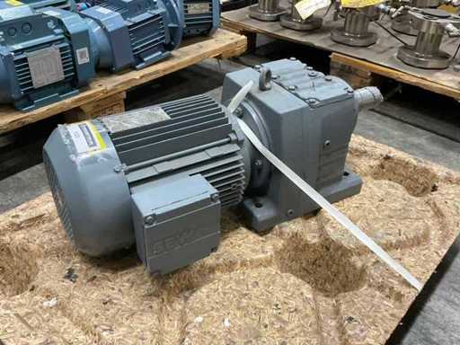 Vector R67 DV100M4 Geared Motor