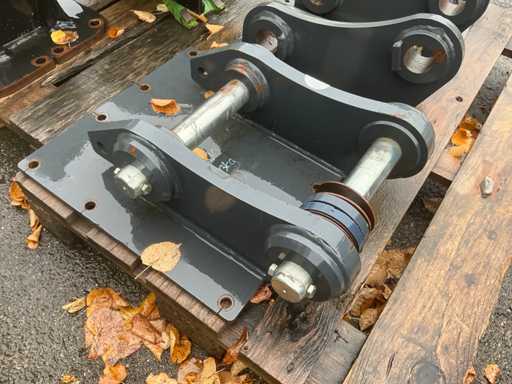 Adapter plate with bolt holder