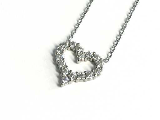 Collier en forme de cœur avec des brillants