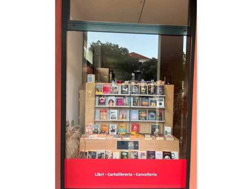 Meubels, boekenkast en vitrinekasten