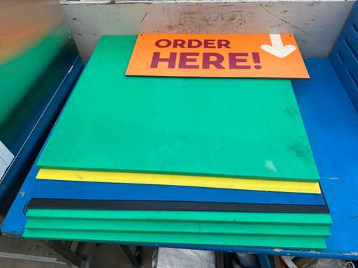 Planches à découper et assiettes