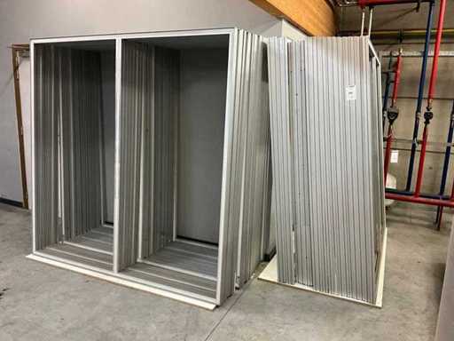 Duża partia aluminiowych ram na strychu