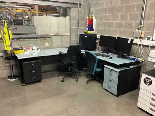 Biurko z ekranami PC