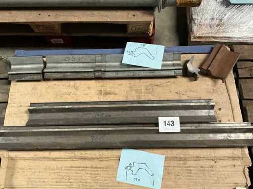 Cutting knife set for sheet metal shears