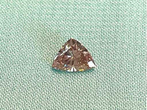 Fancy pink diamond 0,76 karatu certyfikowany
