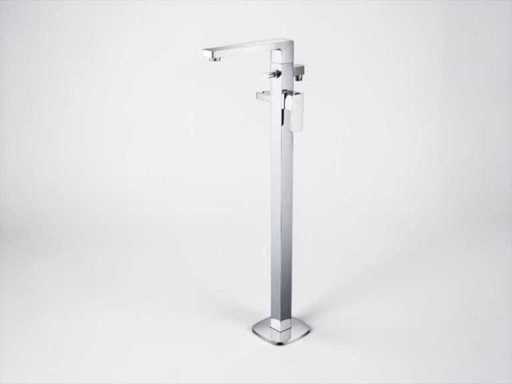 Robinet de baignoire autoportant avec un design chromé carré