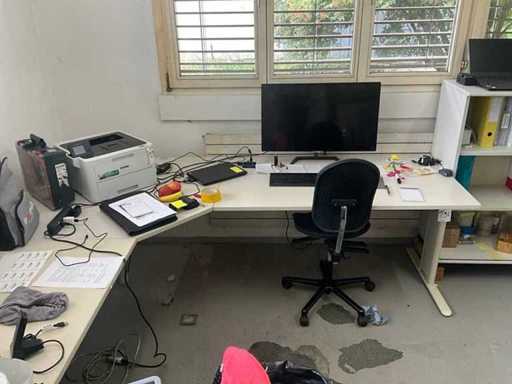 Bureau met 2 stoelen en lichaam