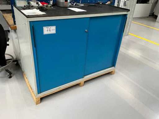 Werkstattschrank mit Inhalt