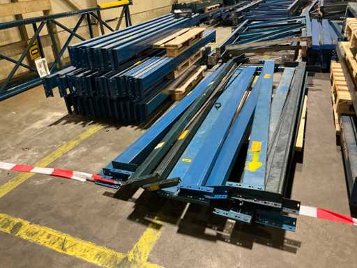 Rafturi pentru paleți dezasamblate