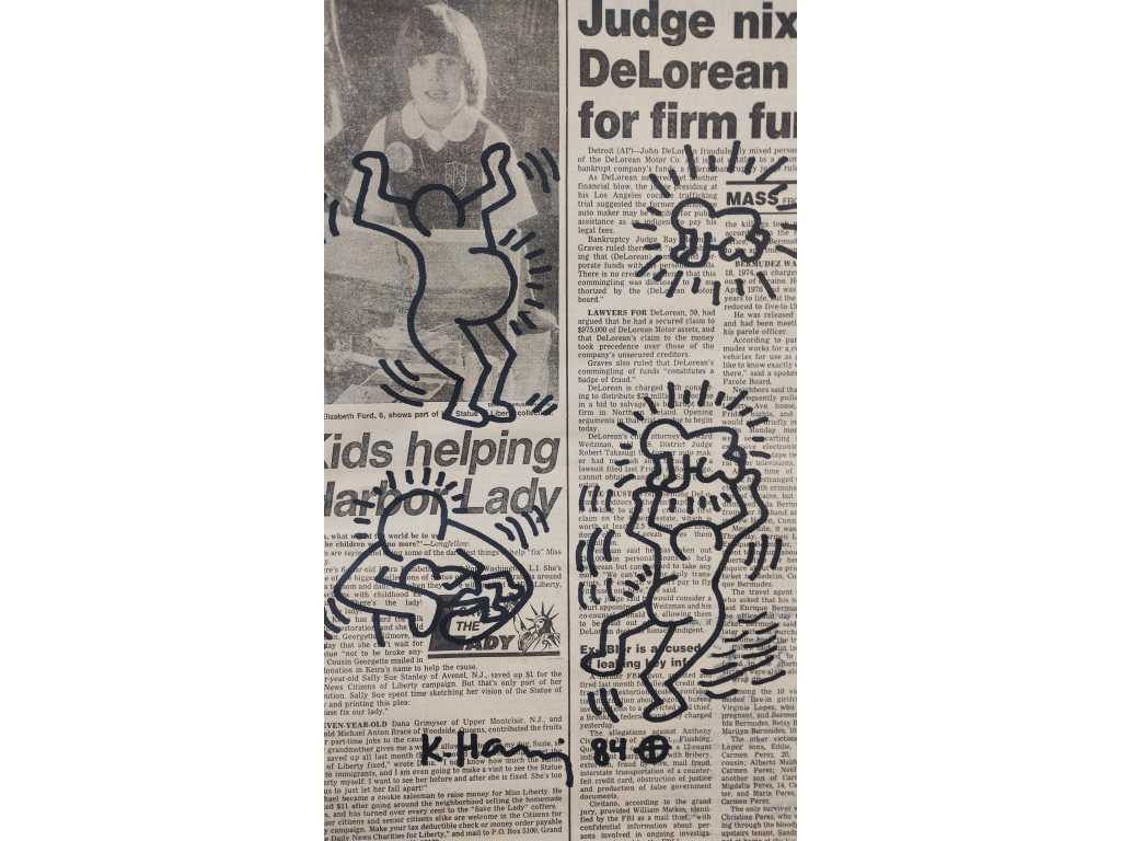 Keith Haring au feutre dessinant sur du papier journal (d’après)