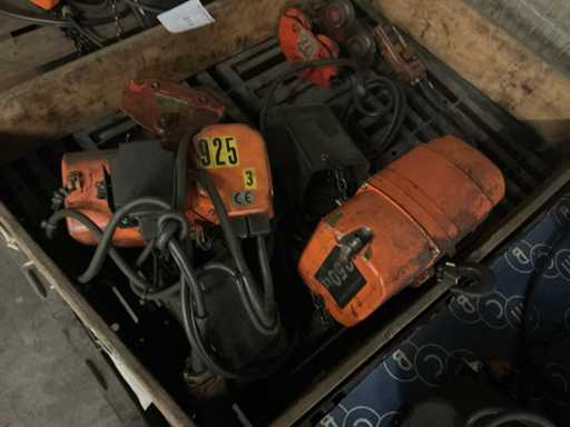 Hitachi 1/4S2 Chain Hoist (2x)