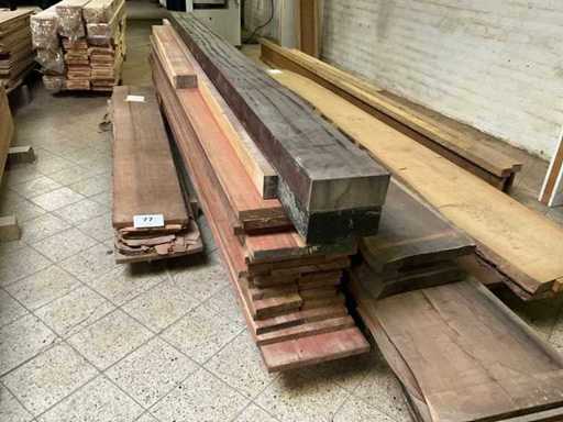 Beaucoup de bois de padouk (environ 16 m2) + 2 poutres