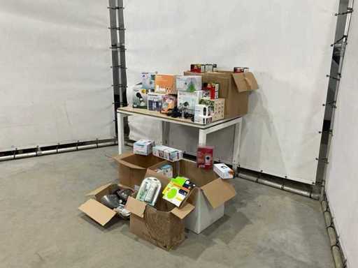 Un lot de lămpi și camere de supraveghere