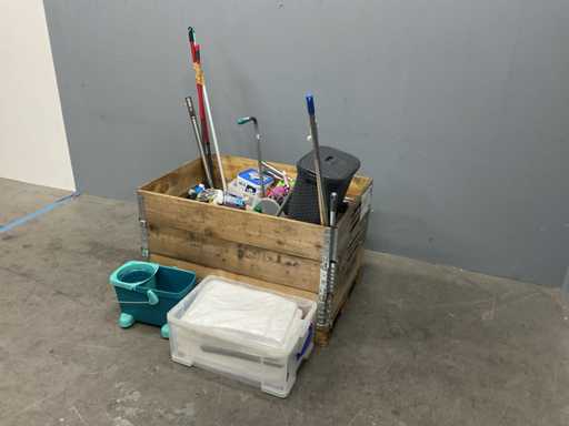 Palette mit Charge Reinigungsprodukte