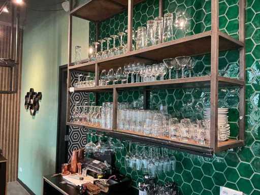 Batch of various glassware