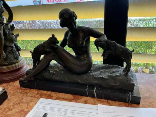 Bronzen beeld “dame met geitjes”