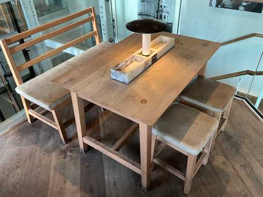 Hutten - Restauranttafel met bank en 2 krukken