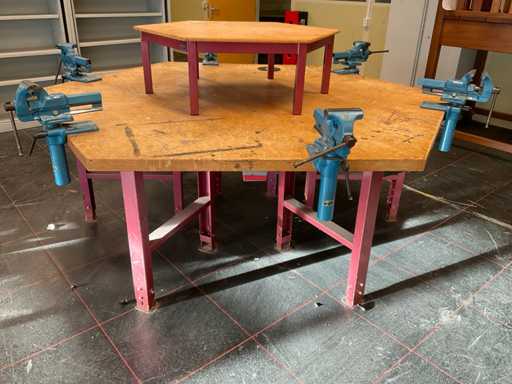 Sechseckige Werkbank mit Heuer-Schraubzwingern