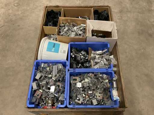 Partia sprzętu montażowego paneli słonecznych