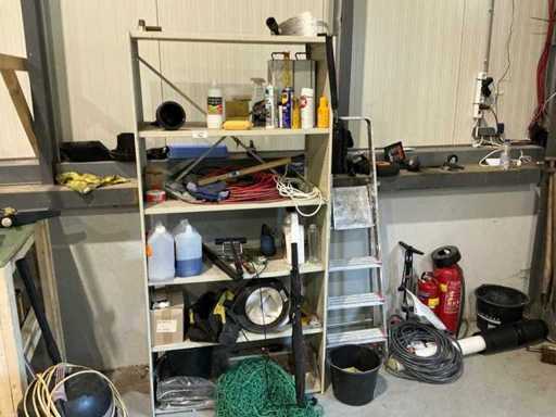 Différentes pièces et outils automobiles