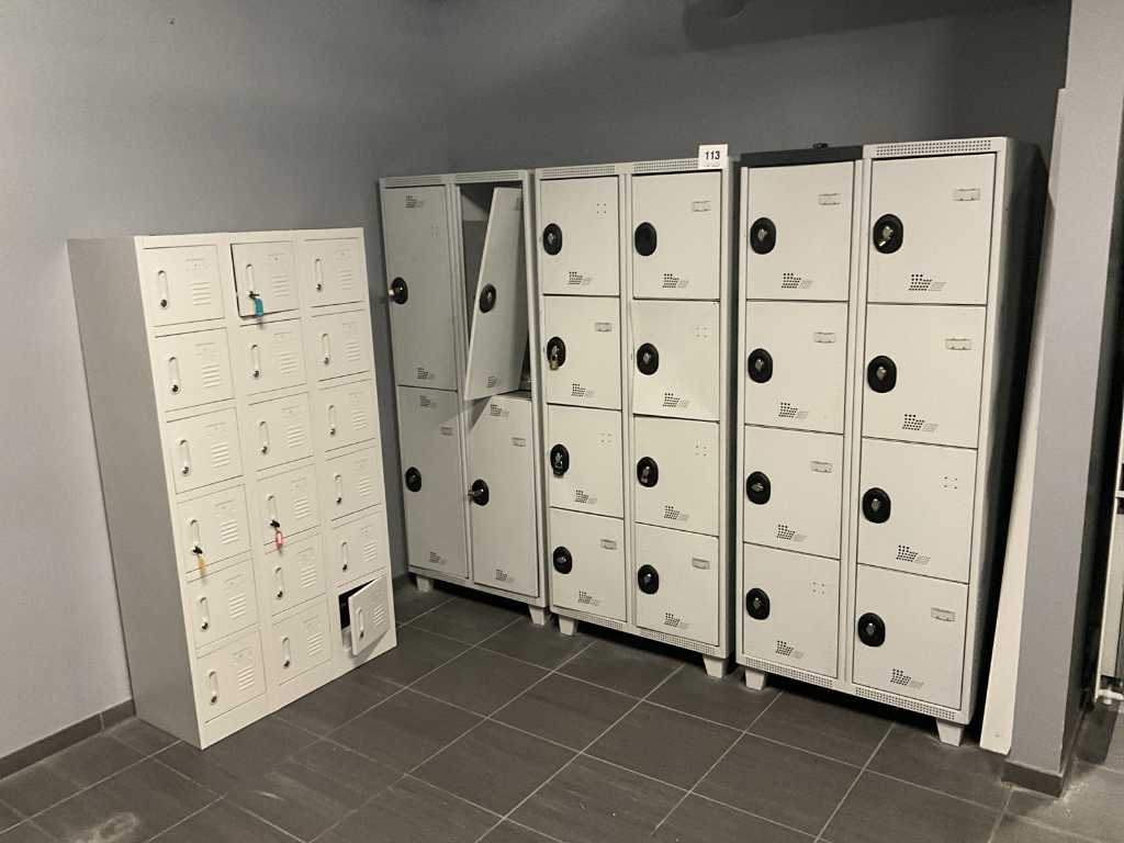 4 armoires à casiers en métal