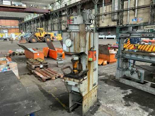 Mills Hydraulische ponsmachine