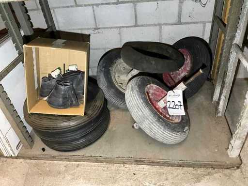 O mulțime de roți și accesorii pentru roabă