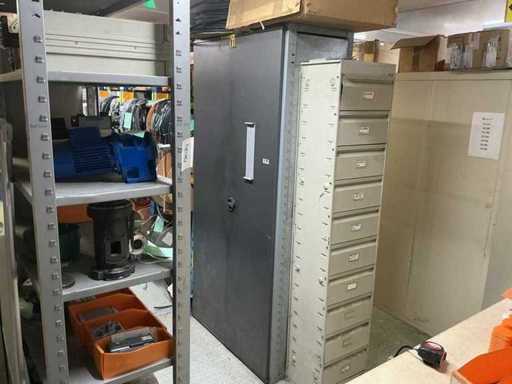 Armadio dell'officina con contenuti