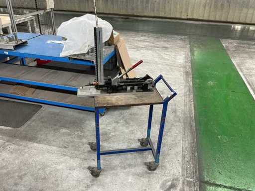 Manuelle Arbeitsstation zum Drucken von Kunststoff-Endkappen auf Rohren