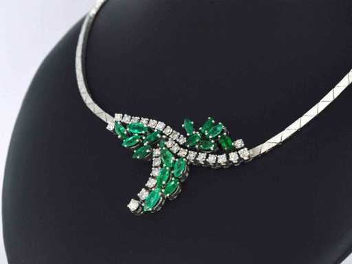 Witgouden collier met diamanten en smaragd