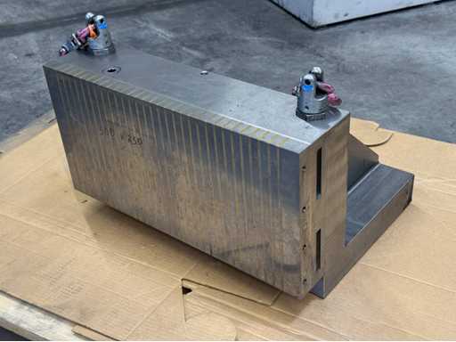   Magnetic clamping angle
