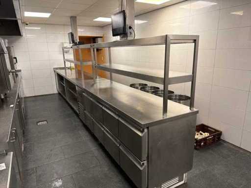 Refrigerated workbench including refrigerated drawers / sink