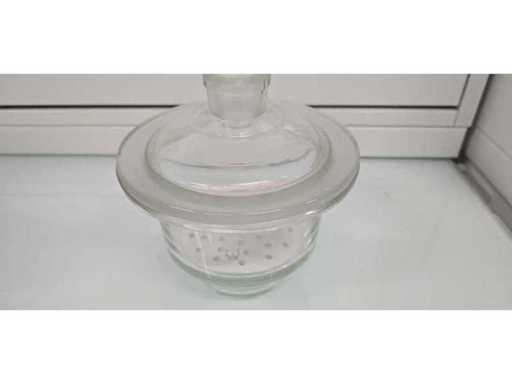 Glass vacuum desiccant