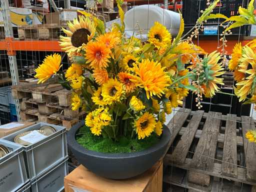 Künstliche Blume auf Säule