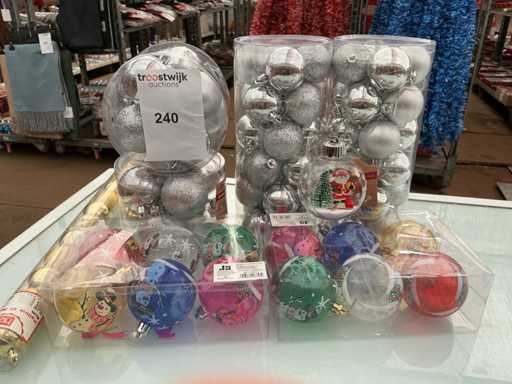 Party der Weihnachtskugeln.