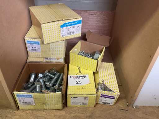 7 Kartons mit Montagematerial