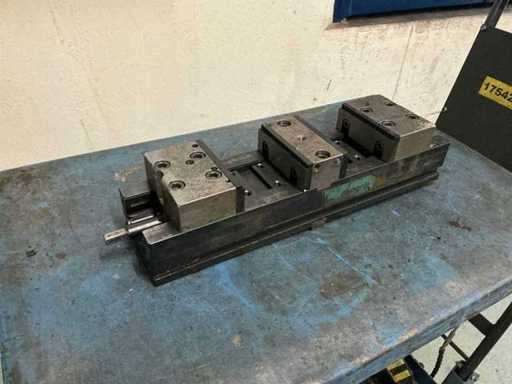 - Machine vise