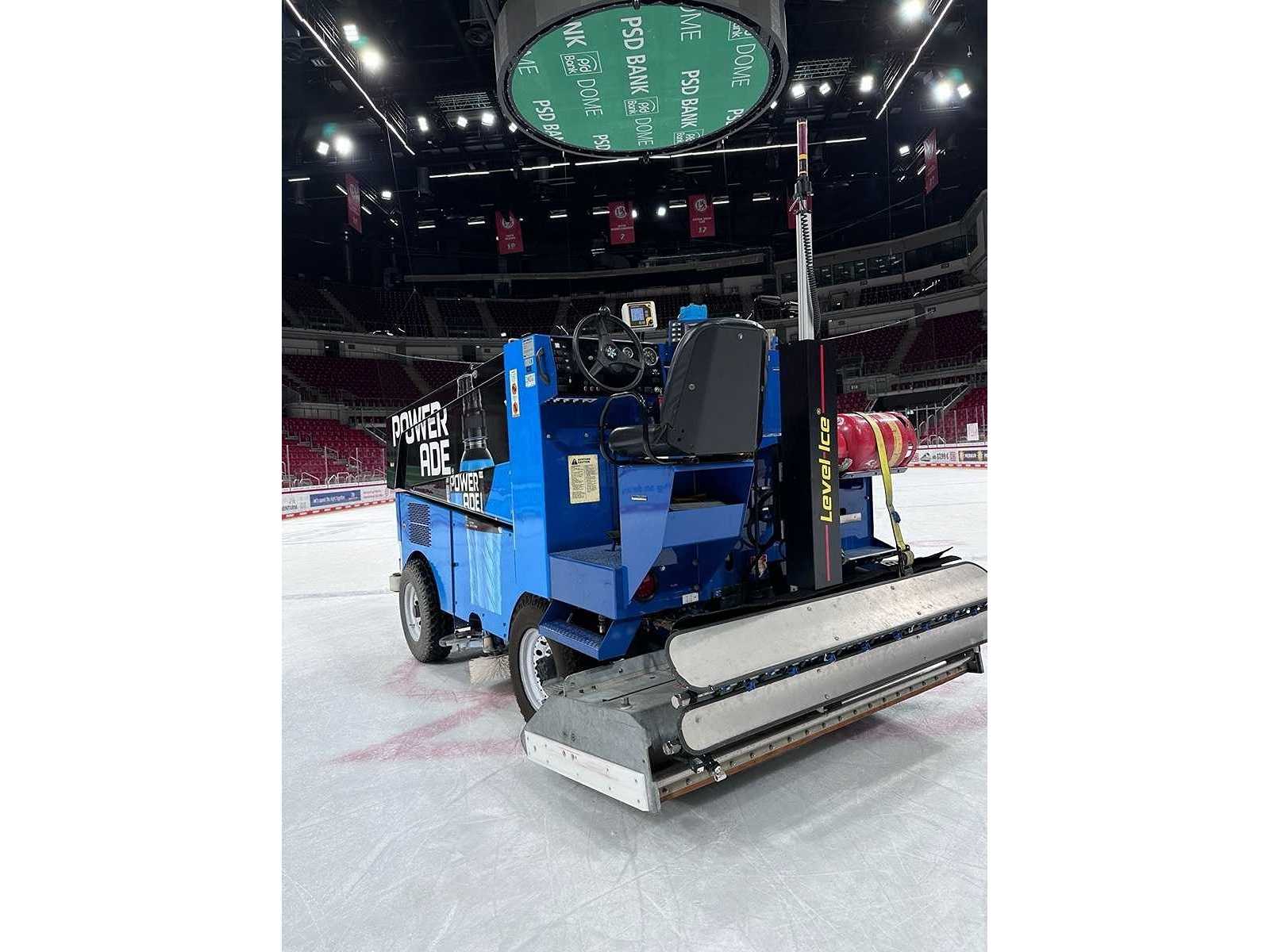 Zamboni – 520 – Maszyna do wyrównywania lodu na lodowiskach do hokeja na lodzie i do jazdy na łyżwach