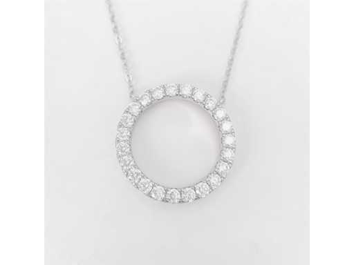 Weißer runder Anhänger mit einer Kette rundherum und großen Brillanten