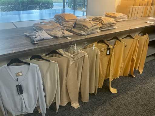 Chargen verschiedener Kleidungsstücke, darunter ARCHEPITRO – insgesamt etwa 95 Stücke