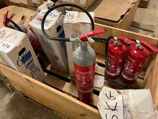 Vari estintori (9 volte)