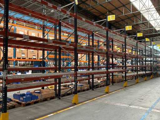 Pallet rack without contents (4 times the field size)