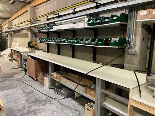 Linia montażowa Dewalt z zawartością na strychu