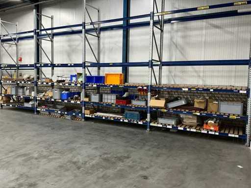 Verschiedene Werkstattbestände und Maschinenteile