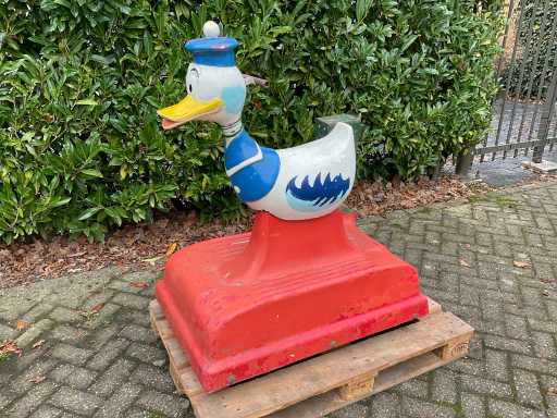 Donald Duck kiddy ride